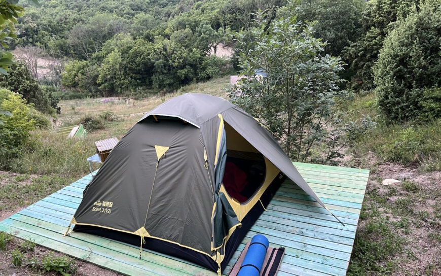 Палаточный лагерь на берегу родникового озера Варваровка