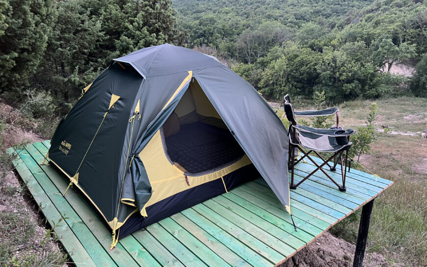 Палаточный лагерь на берегу родникового озера Варваровка