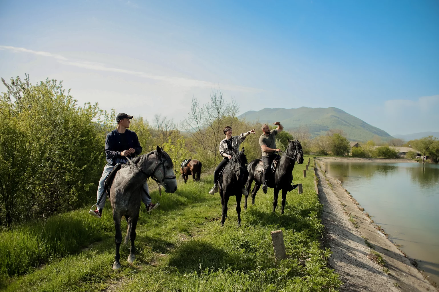 Конные прогулки краснодарский край. Конные прогулки Алтай. Конный тур Qashqadaryo.