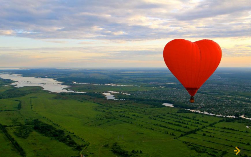 Полет на воздушном шаре в форме сердца
